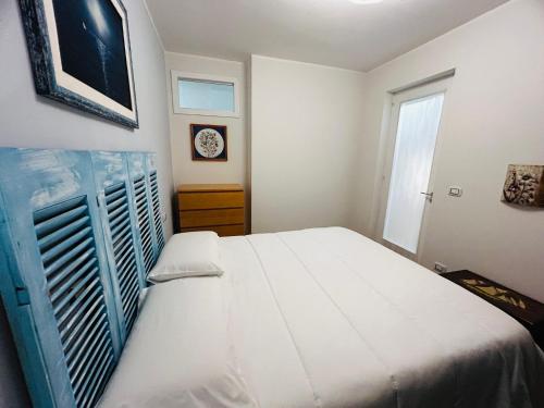 En eller flere senge i et værelse på Raggi di Sole Apartment