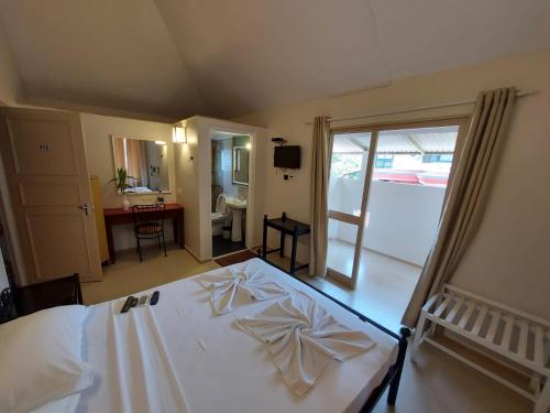 Schlafzimmer mit einem Bett und Blick auf ein Bad in der Unterkunft Angels Resort in Porvorim