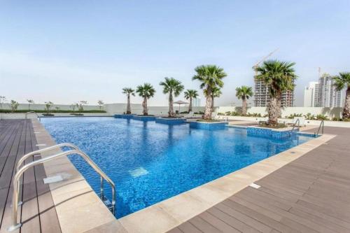 Bazén v ubytování Studio Apartment in JVC Tower 108 - Jumeirah village circle - Ezytrac Vacation Homes nebo v jeho okolí