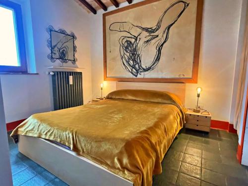 Schlafzimmer mit einem Bett mit Wandgemälde in der Unterkunft Romantic hidden love-nest villa-Beautiful Umbria in Montecchio