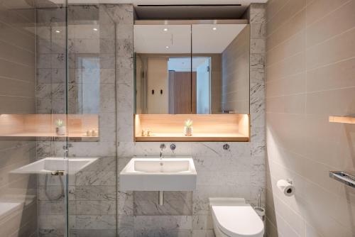 y baño con lavabo, espejo y aseo. en Zen Sanctuary - Soho - by Frankie Says, en Londres