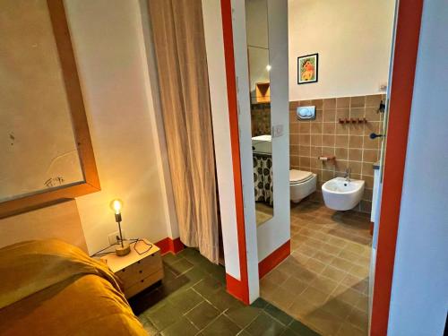 ein Badezimmer mit einer Badewanne, einem WC und einem Waschbecken in der Unterkunft Romantic hidden love-nest villa-Beautiful Umbria in Montecchio