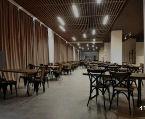 un comedor con mesas y sillas en un edificio en Didveli gallery bakuriani Room A102, en Bakuriani