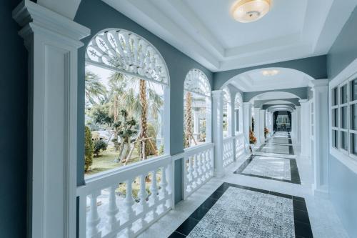 a hallway of a home with blue walls and windows at BB Le Garden in Ban Thum