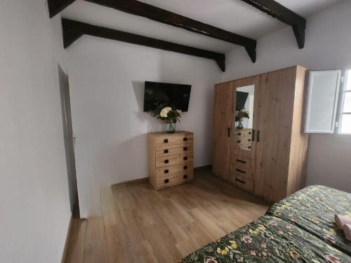um quarto com uma cama e uma cómoda com um espelho em HOUSE SAL Y MAR em Arrieta