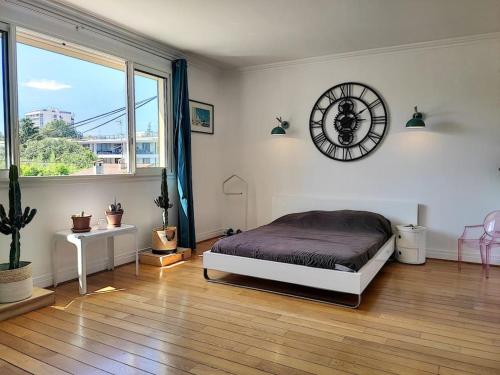 une chambre avec un lit et une horloge au mur dans l'établissement FRGK 