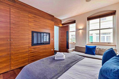 sypialnia z dużym łóżkiem i telewizorem w obiekcie Finest Retreats - King Charles House w Londynie