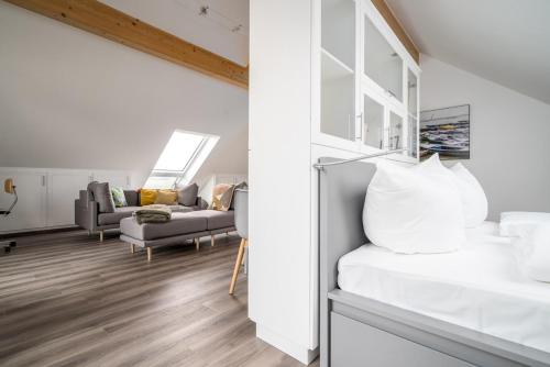una camera con letto e un soggiorno di Appartement Roter Milan a Rechlin