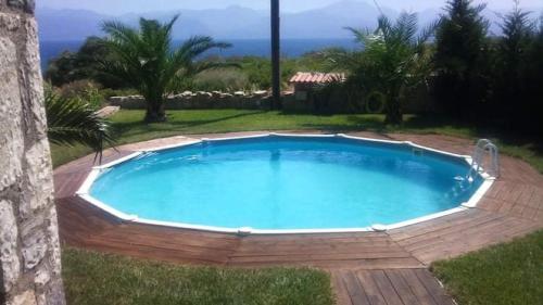una gran piscina azul en un patio en Cozy Apollon Villa, Sea View, Next To Galaxidi, en Erateini