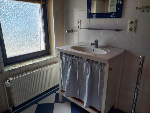 bagno con lavandino e finestra di Walla 6 a Lippoldsberg