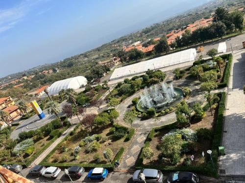 an aerial view of a parking lot with a fountain at Casa vacanze al castello in Zafferana Etnea