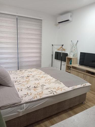 Una cama o camas en una habitación de Apartments Karić Aerodrom Tuzla