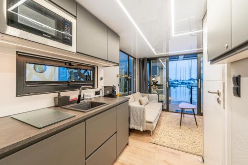Cucina o angolo cottura di The Homeboat Company Parque das Nações-Lisboa