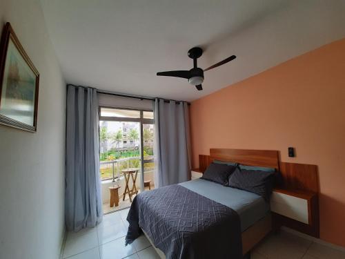 une chambre avec un lit et une fenêtre dans l'établissement Maitinga SESC Bertioga, à Bertioga