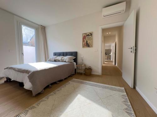una camera con un letto e una grande finestra di Realkasa Charming Luxury Apt. a Bologna