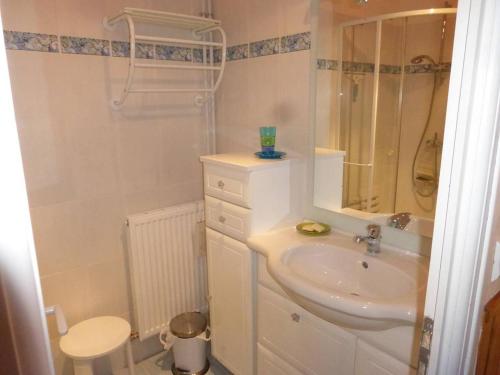 bagno bianco con lavandino e specchio di Studio PRALOUP 4 couchages Sapinière 126 a Pra-Loup