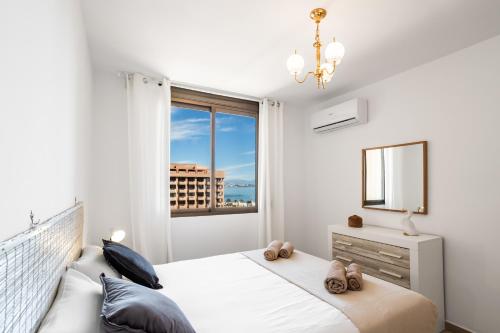 1 dormitorio con 1 cama y ventana grande en Sur Suites Palmeras 11, en Fuengirola