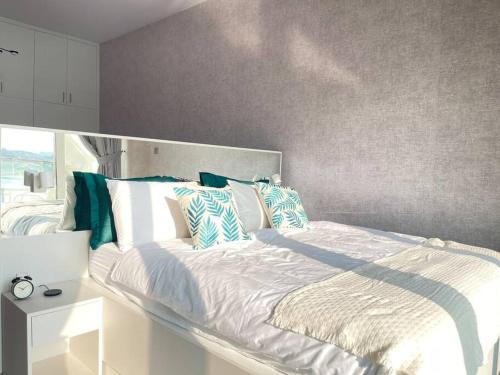 Postel nebo postele na pokoji v ubytování Sunset Lake Condo - RP Home