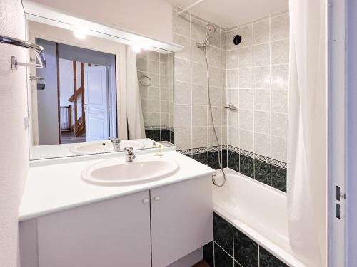 La salle de bains est pourvue d'un lavabo et d'une baignoire. dans l'établissement Le Crey du Quart, à Valmeinier