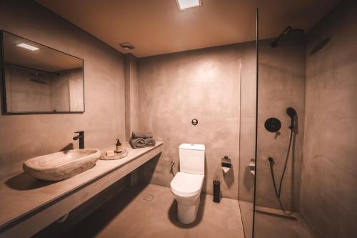 ein Badezimmer mit Waschbecken, Toilette und Dusche in der Unterkunft Ananea More Meni Kos ex More Meni Beach in Tigaki