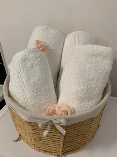 - un panier de serviettes avec des roses dans l'établissement Le Cocon - grande terrasse - calme - proche gare, à Nancy