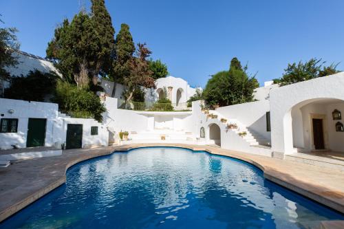 a swimming pool in front of a white house at Lella Zohra, Studio avec Piscine à Sidi Bou Said in Sidi Bou Saïd
