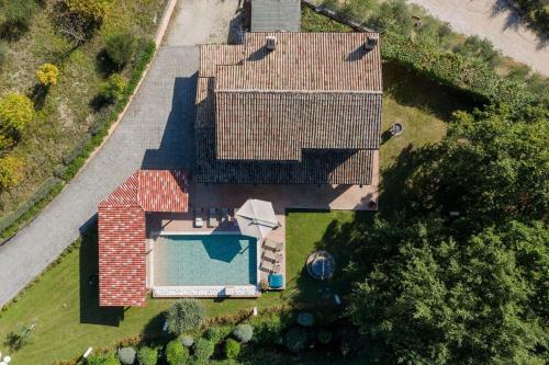 an overhead view of a house with a swimming pool at Villa Adriana in Valtopina