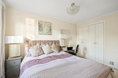 威布里奇的住宿－Weybridge Home，一间卧室配有一张大床和一张书桌