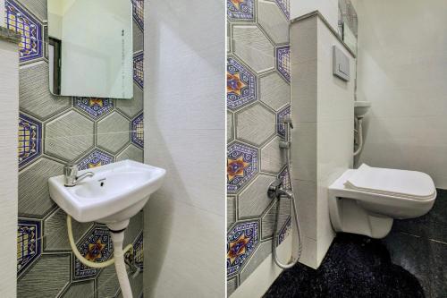 łazienka z umywalką i toaletą w obiekcie Hotel Golden Palace Lodging and Boarding w mieście Thane