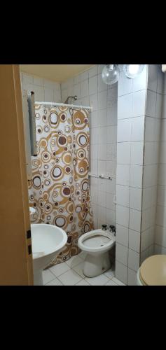 ein Bad mit einem WC und einem Duschvorhang in der Unterkunft a 3 MIN DEL CENTRO in Concordia