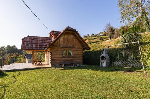 una pequeña casa de madera con un gol en un patio en Vineyard Chalet Hansel and Gretel - Happy Rentals, en Otočec
