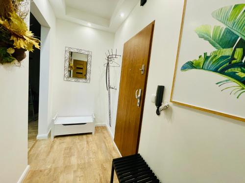 korytarz z drzwiami i ławką w pokoju w obiekcie Mazury Szczytno - Apartamenty u Krzyżaka - Centrum w mieście Szczytno