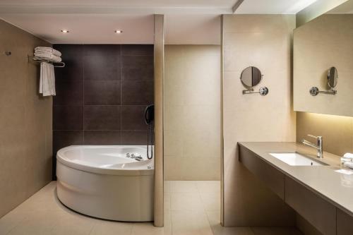 a bathroom with a tub and a toilet and a sink at ALEGRIA President in Andorra la Vella