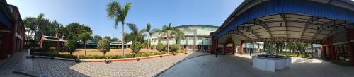 un edificio con un arco frente a un patio en Aarunya Hotel And Resort, en Rajgir