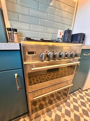 a kitchen with an old oven in a kitchen at Luxury London apartment in prime location in London