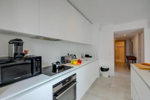 Apt 2 Bedroom - Terrace Near Saint-Tropez - Happy Rentals