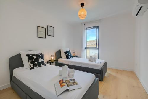Apt 2 Bedroom - Terrace Near Saint-Tropez - Happy Rentals