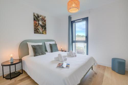 Apt 2 Bedroom - Terrace Near Saint-Tropez - Happy Rentals