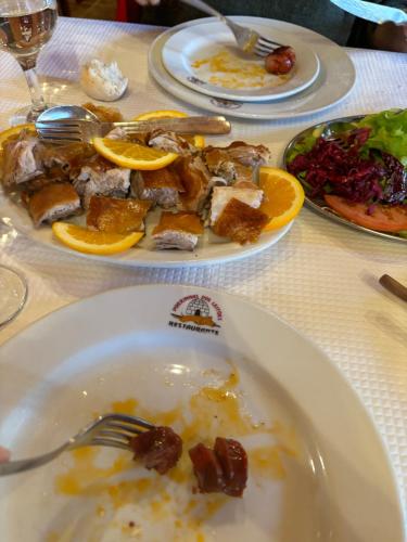 un plato de comida en una mesa con un plato de comida en The Genius of Genius en Saint-Denis-lès-Bourg