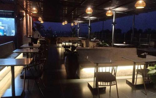 Ein Restaurant oder anderes Speiselokal in der Unterkunft Hotel Dwarawata 