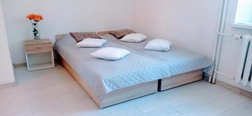 ein Schlafzimmer mit einem Bett mit zwei Kissen darauf in der Unterkunft Studio Centrum - 1 Maja 16 in Zabrze