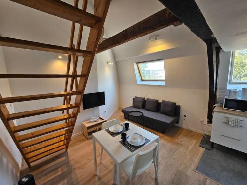 un salon avec un canapé et une table dans l'établissement Loft - Métro - Gare, à Tourcoing