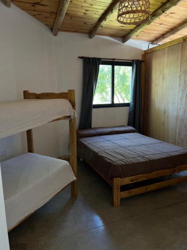 una habitación con dos literas y una ventana en Depto La Porteña a 1k Termas, en Gualeguaychú