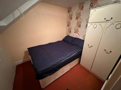 ロンドンにあるSweet dream 4の小さなベッドルーム(青いベッド1台、キャビネット付)