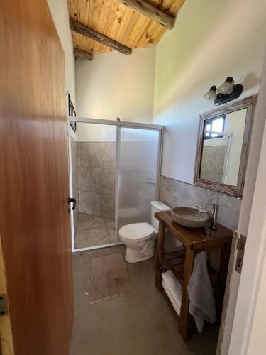 Un baño con ducha, inodoro y lavabo. en Depto La Porteña a 1k Termas, en Gualeguaychú