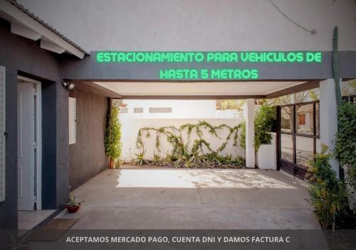 un edificio con un cartel de estacionamiento en Habitación Tres Arroyos en Tres Arroyos