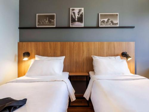 貝洛奧里藏特的住宿－宜必思貝洛奧里藏特利貝爾達德酒店，两张睡床彼此相邻,位于一个房间里