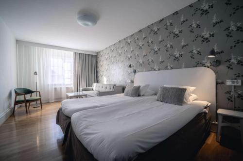 a bedroom with a large white bed in a room at Best Western Solhem Hotel in Visby