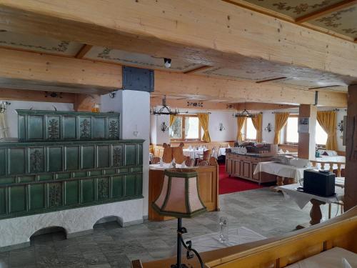 GrünenbachにあるLandpension Sternbergの木製の天井とダイニングルームが備わる広い客室です。