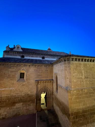 an entrance to a brick building with an archway at APARTAMENTO SANMIGUEL CENTRO in Córdoba